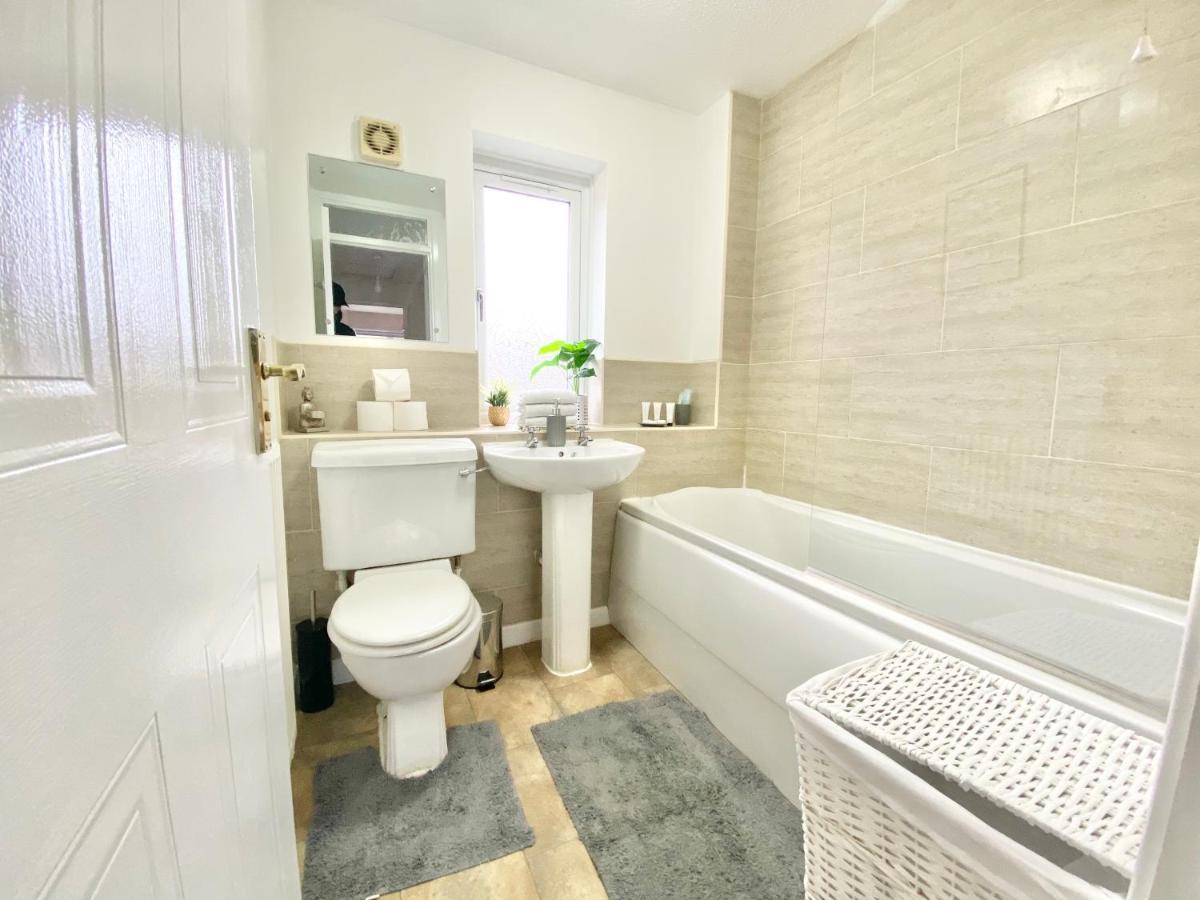 Convenient Centre 3bd With Free Parking *