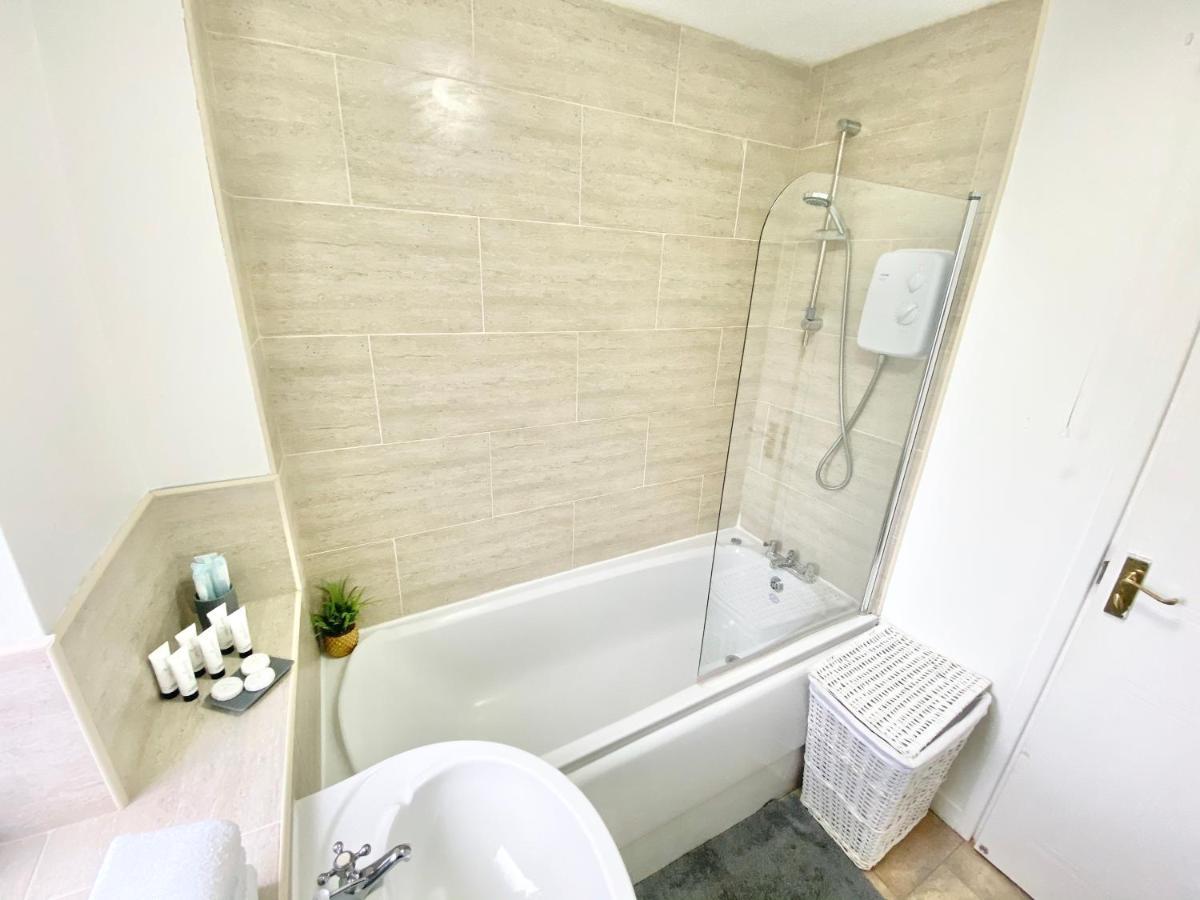Апартаменты Convenient Centre 3bd With Free Parking *