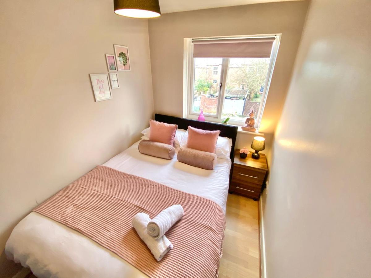 Апартаменты Convenient Centre 3bd With Free Parking