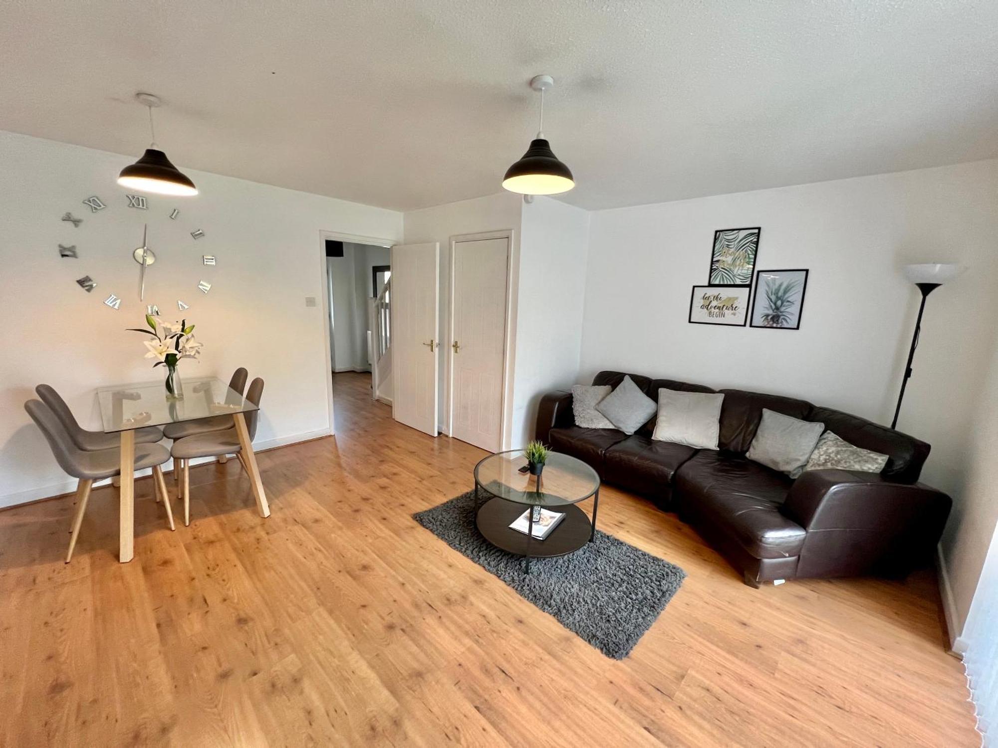 Апартаменты Convenient Centre 3bd With Free Parking *